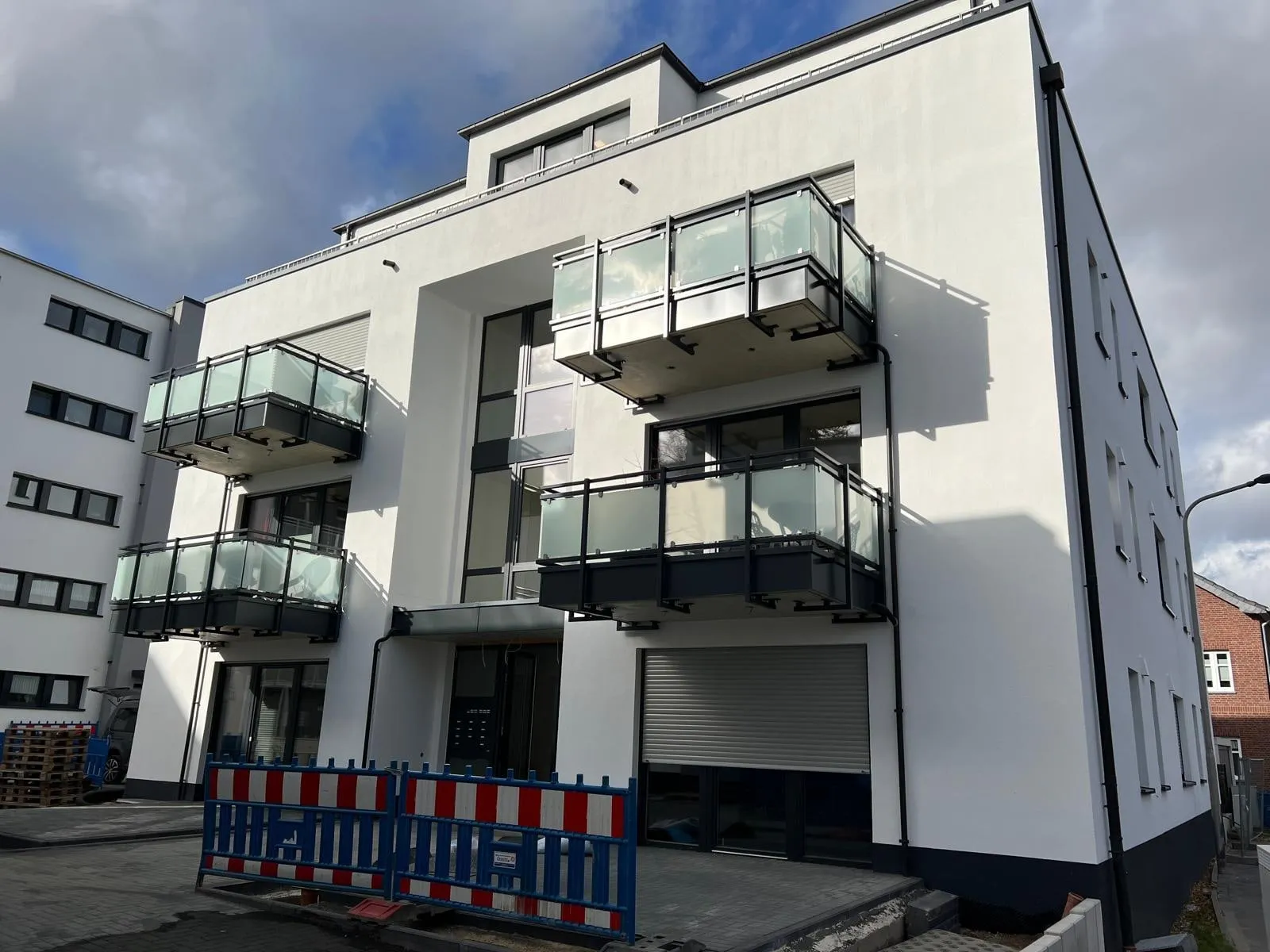 Das fertige Gebäude mit Balkonen und Staffelgeschoss