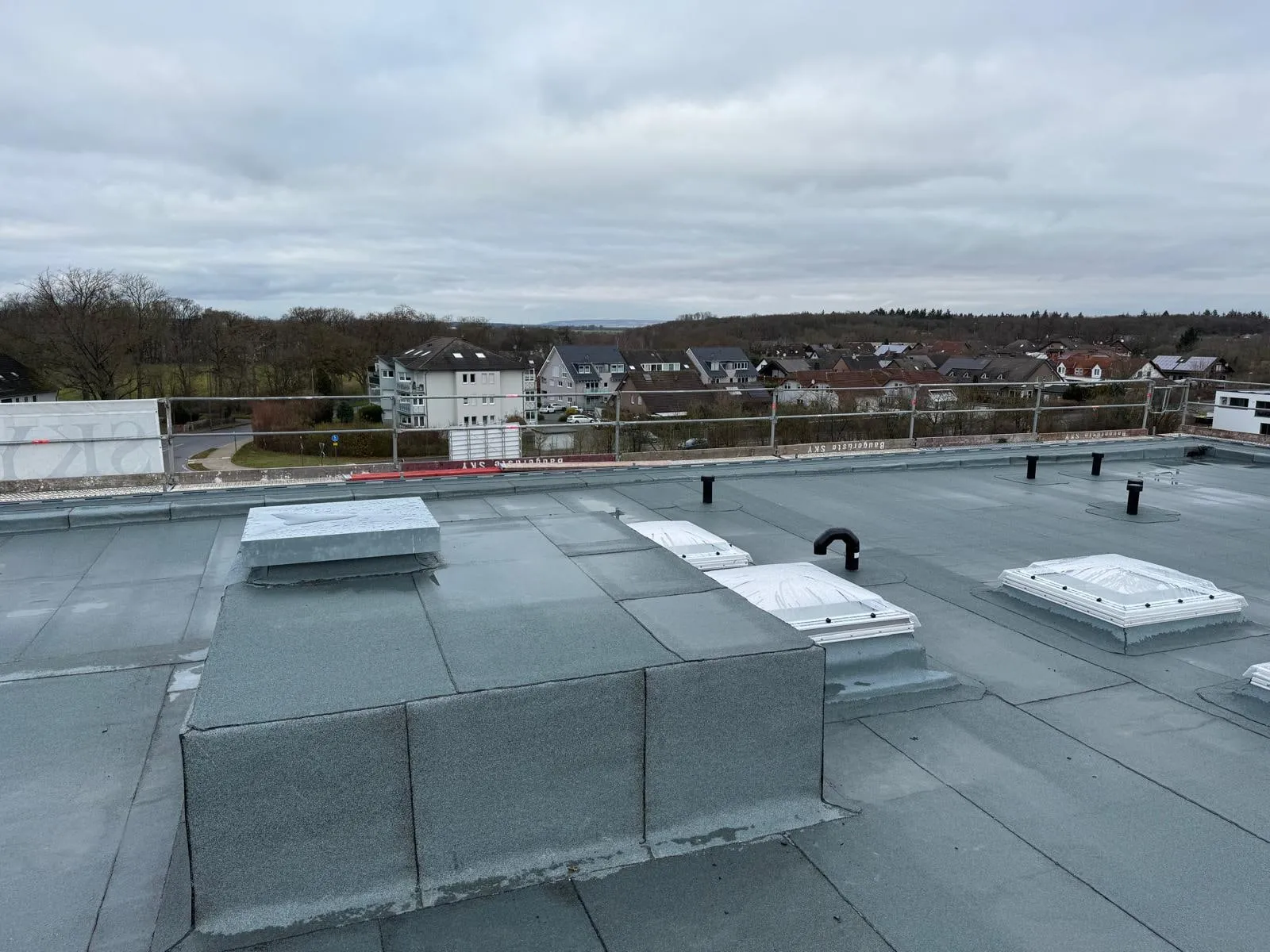 Dachfläche mit Lichtkuppelreihe und Lüftungsaufbauten