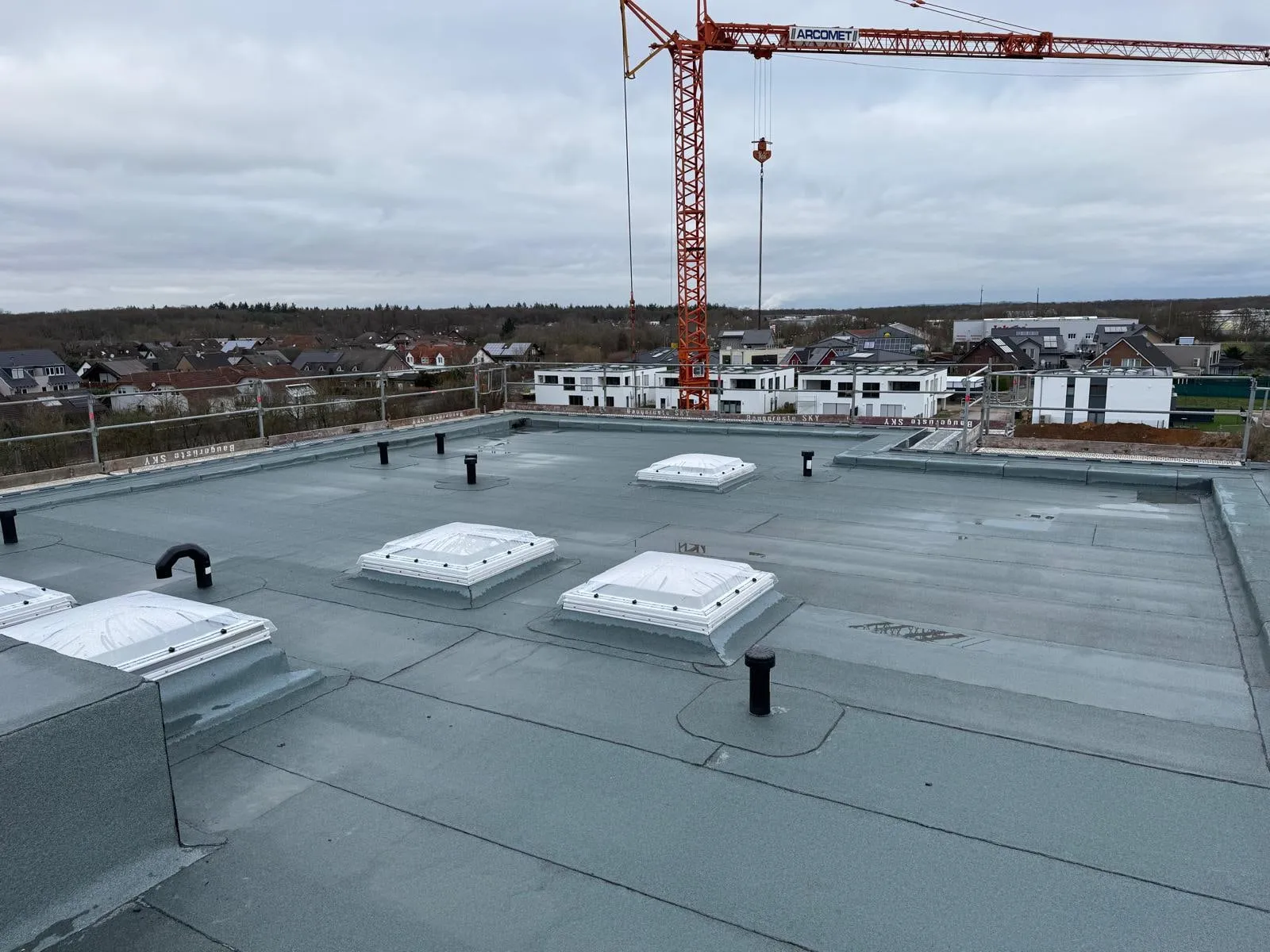 Blick über die Fläche in das Neubaugebiet