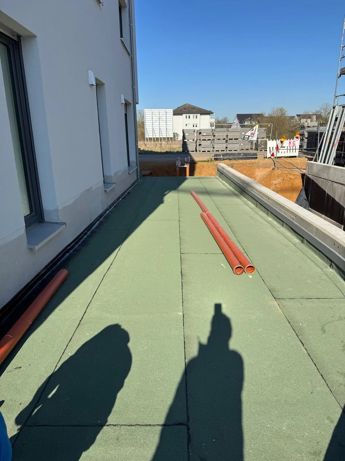 Fertige Terrassenfläche, Leitungen liegen noch für den Innenausbau bereit