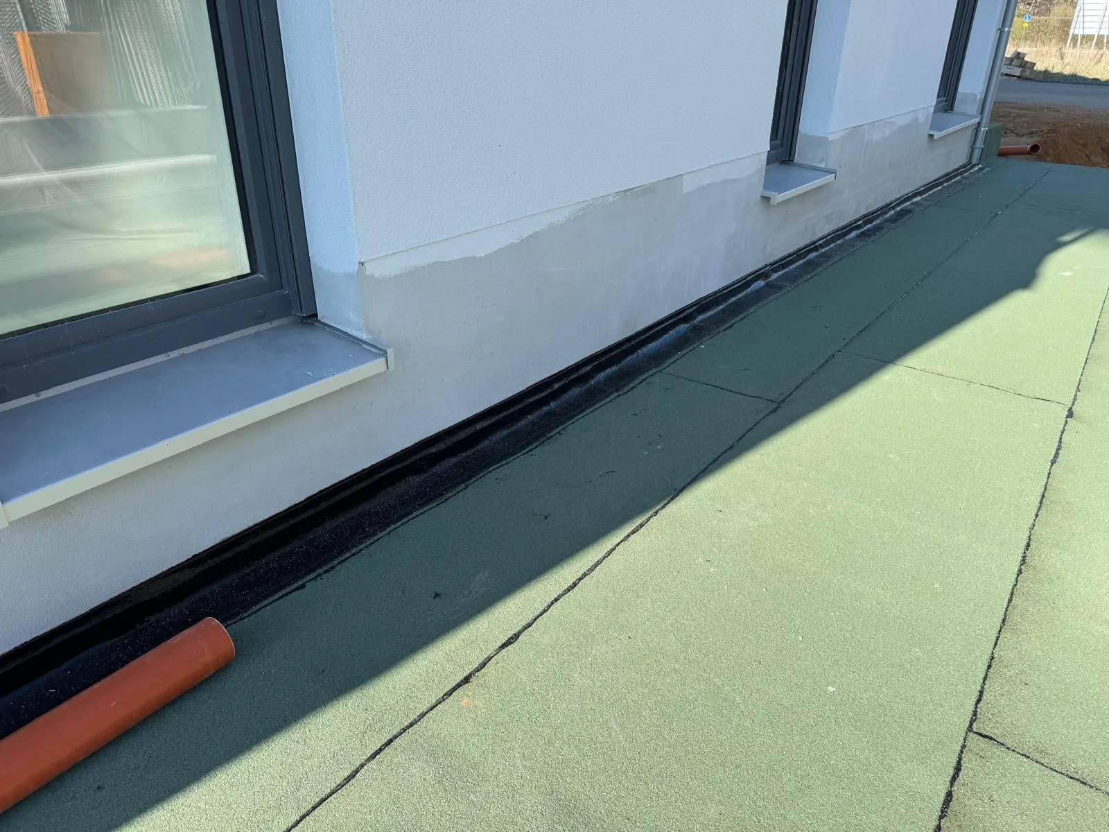 Anschlusshöhe unter der Fensterreihe, sauber abgesetzt