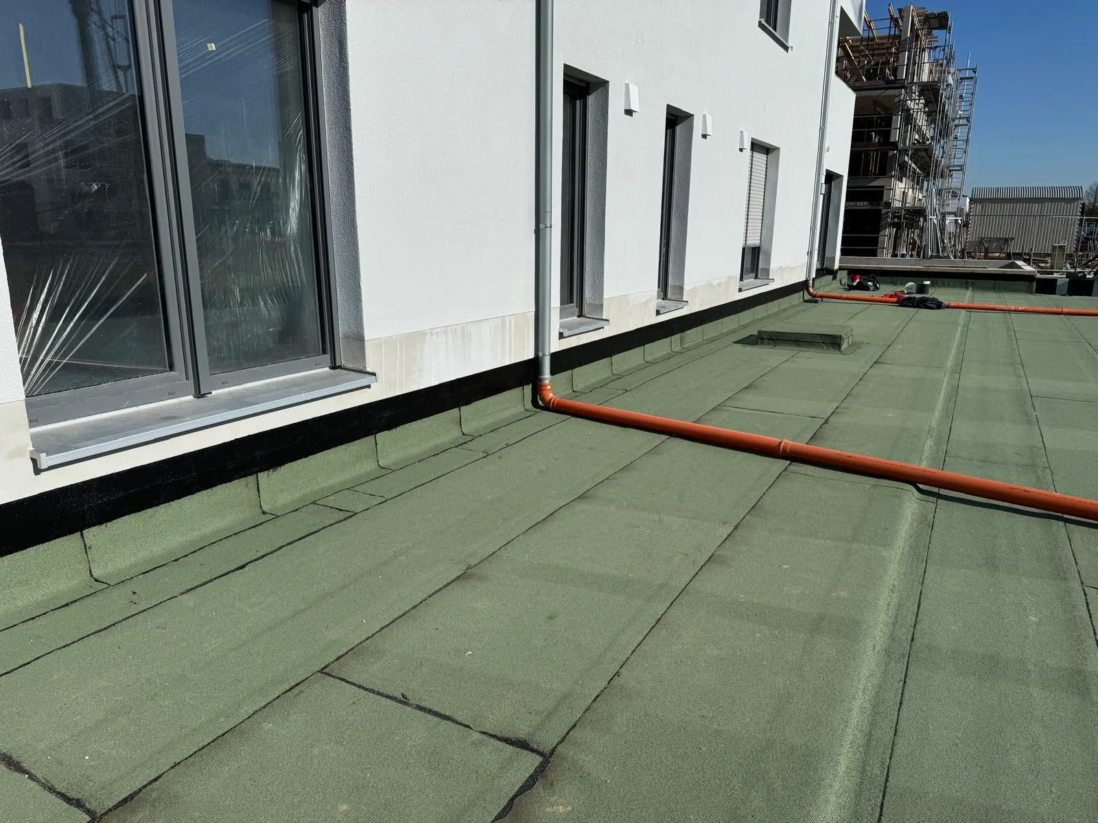 Durchlaufende Fläche entlang der Fensterfront