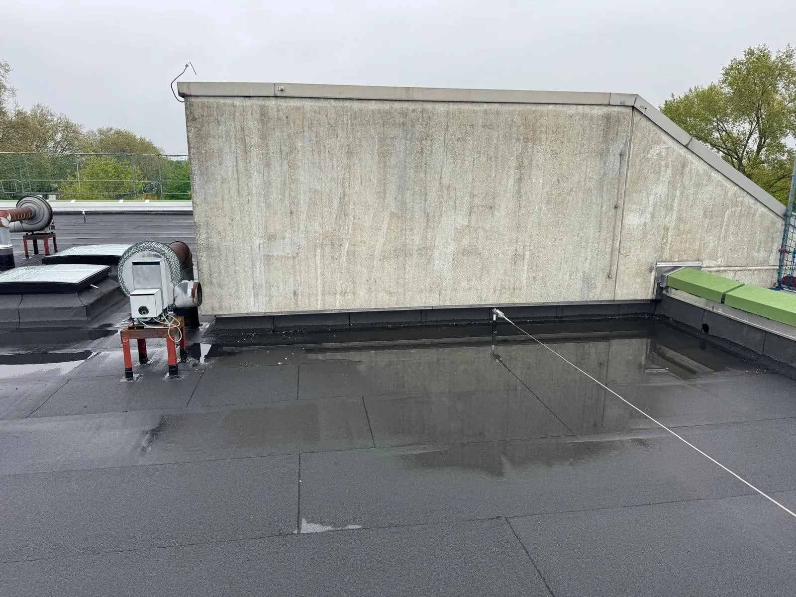 Betonaufbau mit angeschlossener Abdichtung und Entlüftern