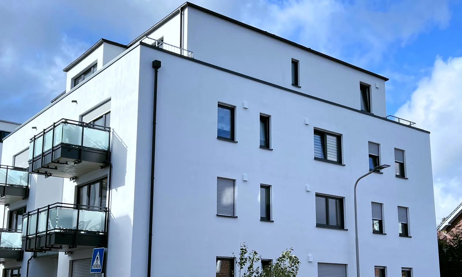 Neubau eines Mehrfamilienhauses mit Staffelgeschoss und Flachdach im Raum Düren