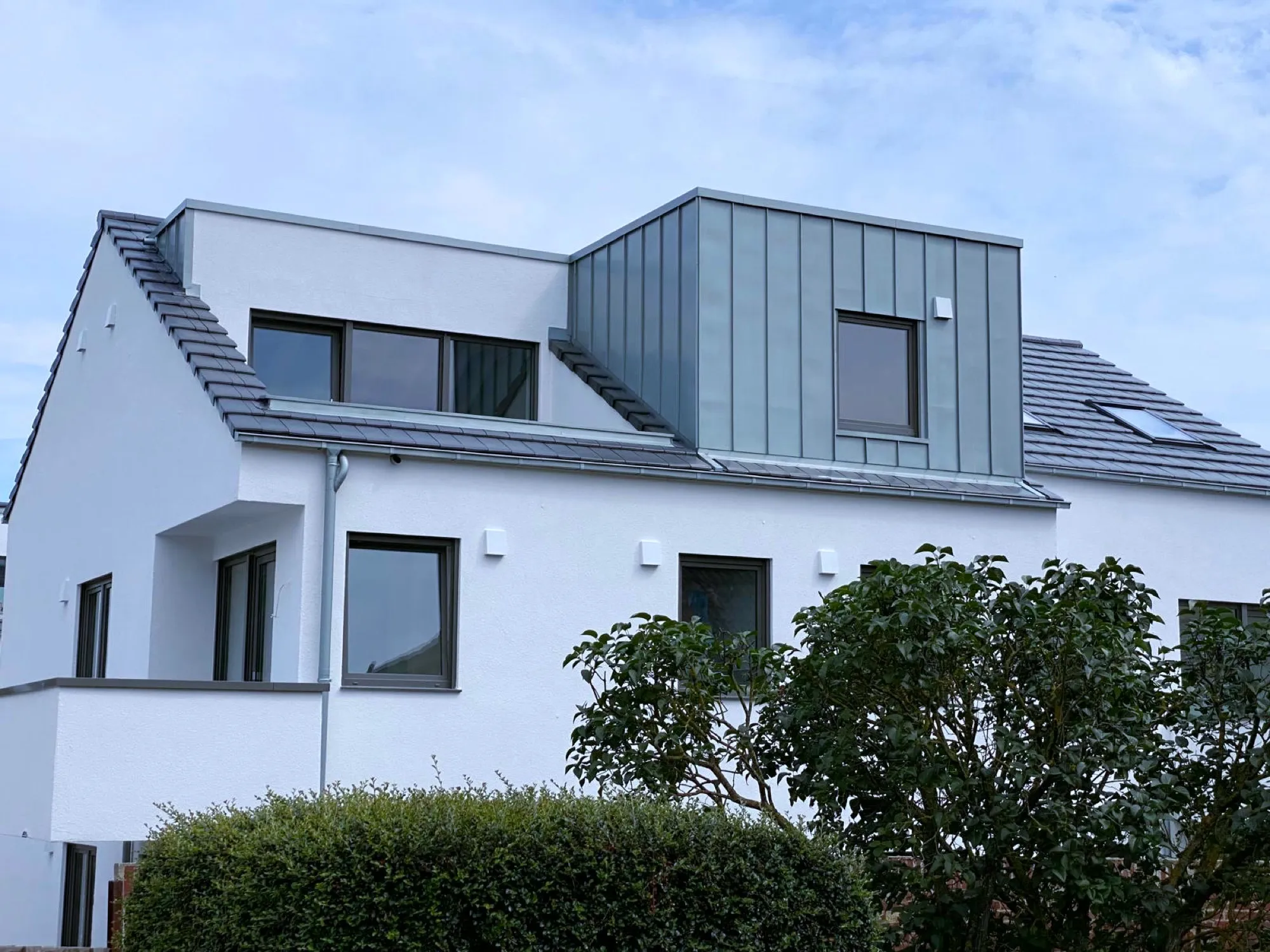 Gaubenkubus in Zink-Stehfalzdeckung – eigene Klempnerei mit Kantbetrieb