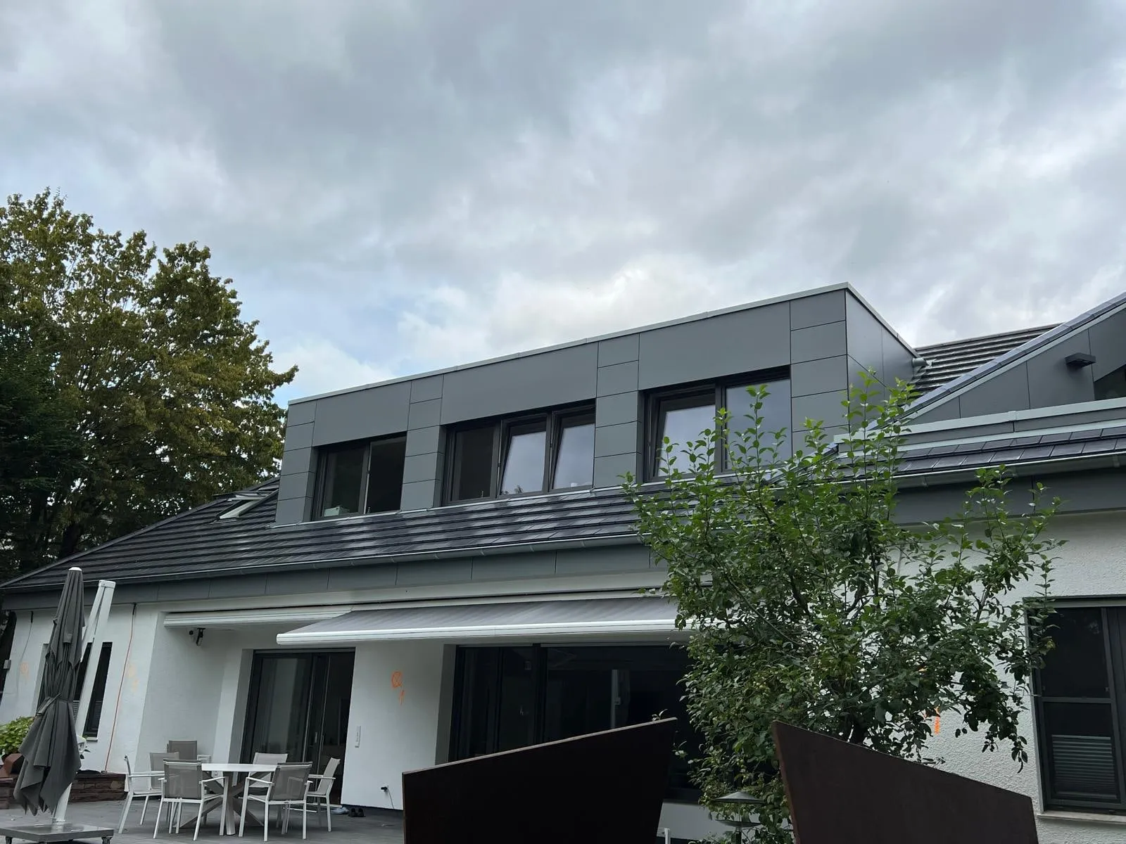 Gartenseite mit Terrasse nach Abschluss der Arbeiten