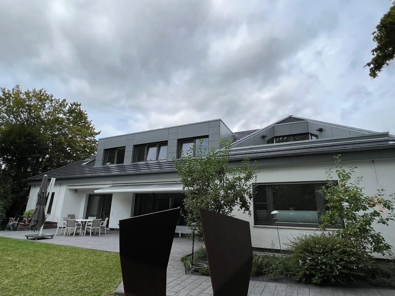 Terrassenseite mit Pflanzkübeln nach der Fertigstellung