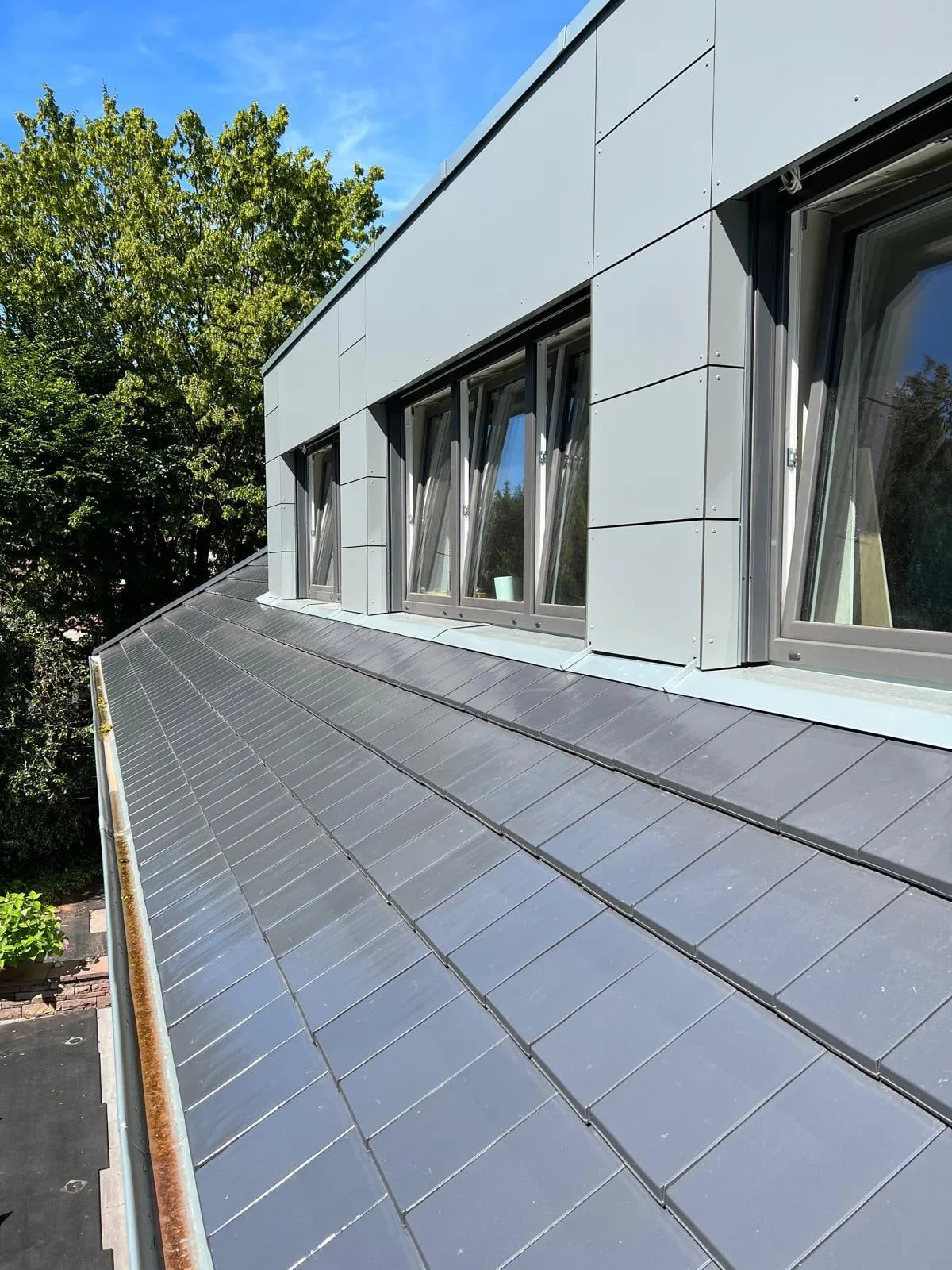 Fensterband der Aufstockung über der durchlaufenden Dachfläche