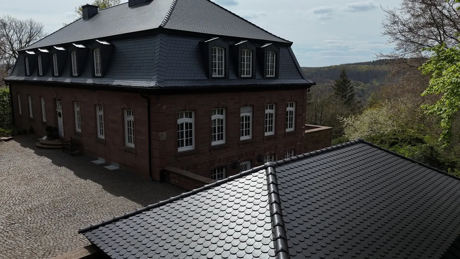 Blick über den Hof auf das Anbaudach