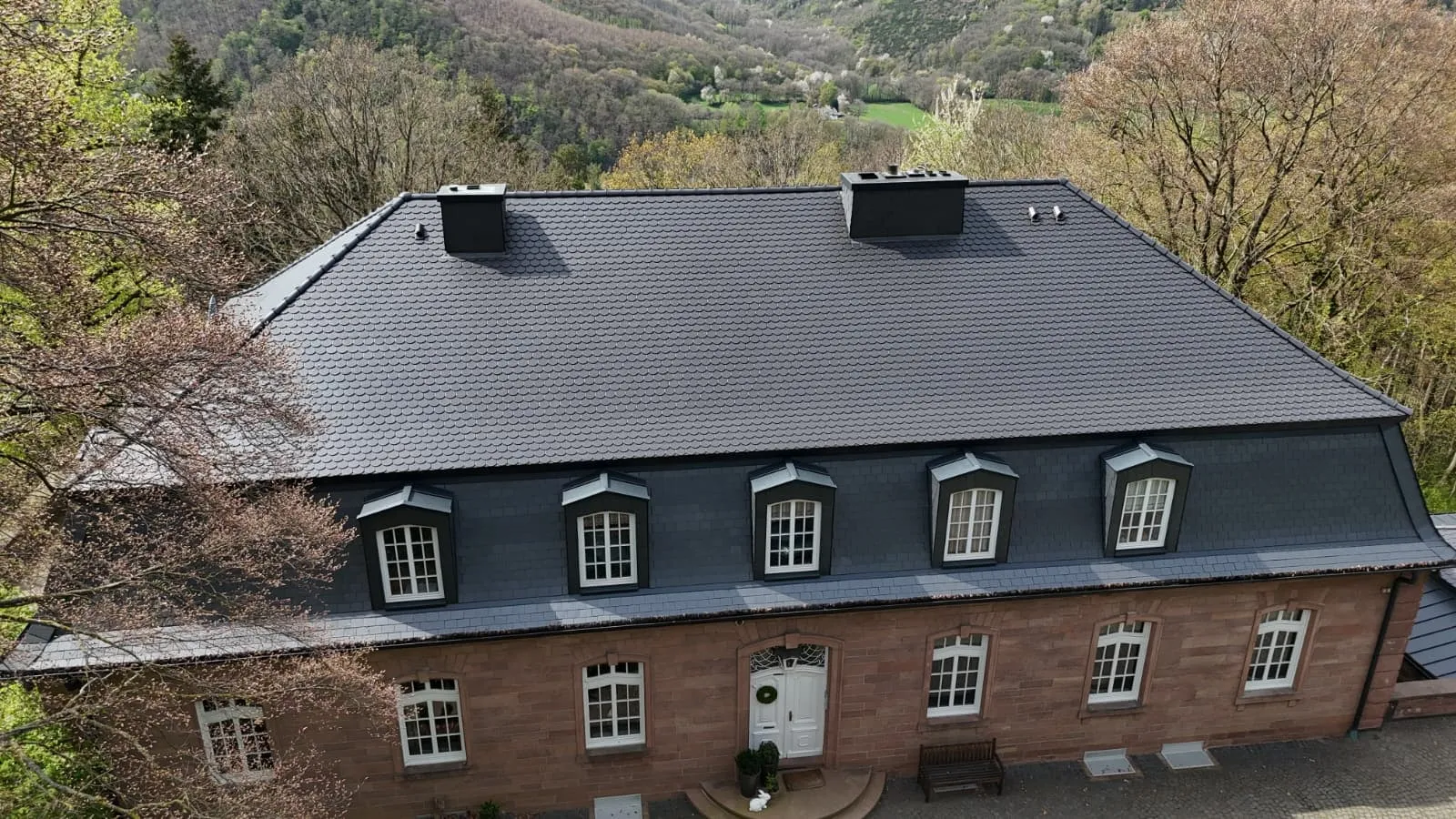 Hauptdach über die gesamte Gebäudelänge