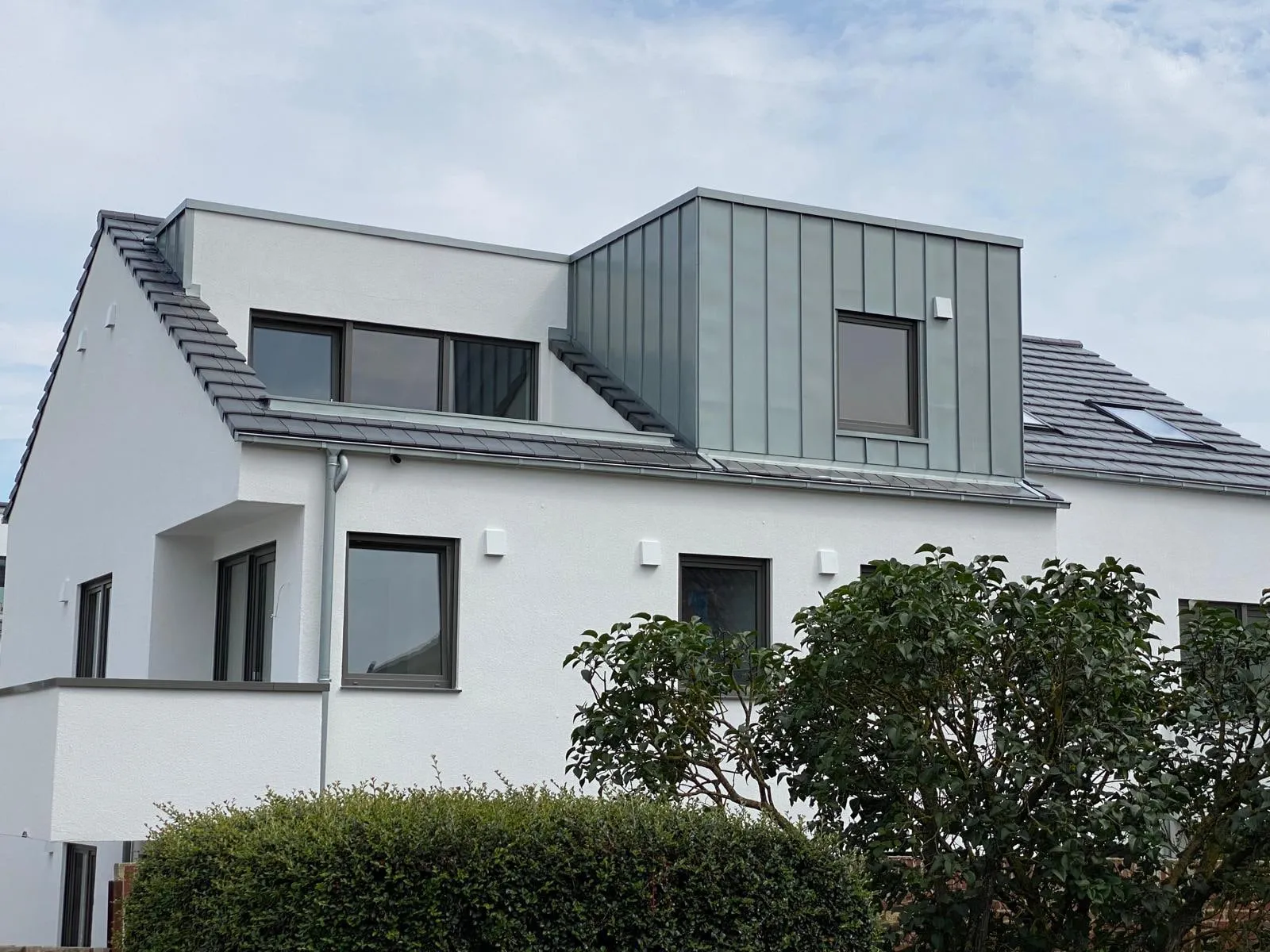 Gaube in Zink-Stehfalz über der Ziegeldeckung