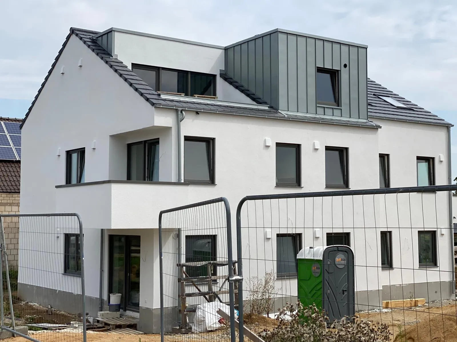 Giebelseite mit Metallbekleidung im Erdgeschoss