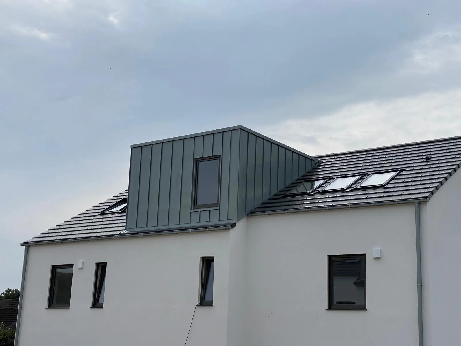 Rückseite mit Gaube und eingebautem Dachfenster